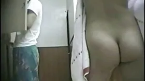 பெரிய சேவல்கள் இறுக்கமான புஸ்ஸியை நீட்டுகின்றன