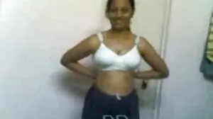 உயரமான பாரிய பெண் நிர்வாணமாக