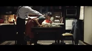 இளம் ஆசிய பெண் ஜெல்லி வைப்ரேட்டருடன் உடலால் புணர்ந்தாள், படுக்கையில் வயதான பெண்ணுடன் புண்டை தேய்க்கிறாள்
