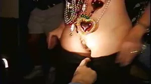 என் பெண் தோழி என் ஆண்குறிக்கு பால் கொடுக்கிறாள்