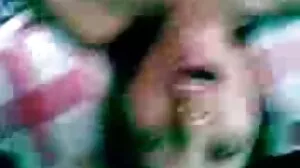 பெண்கள் பெண்களின் மார்பகங்களை தேய்த்தல்